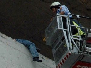 İşsiz genci itfaiye kurtardı