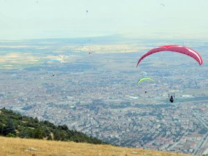 Yamaç Paraşütü Şampiyonası Akşehir’de Başladı