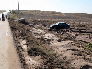 Sel Suları Otomobili Sürükledi, Duvarları Yıktı