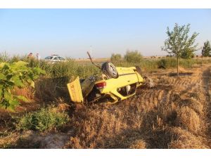 Otomobil Tarlaya Devrildi: İki Yaralı