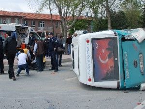 Yolcu minibüsü ile kamyonet çarpıştı: 13 yaralı