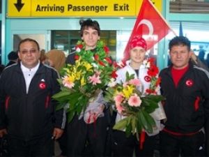 Yunus Sarı ve Dürdane Altunel çiçeklerle karşılandı