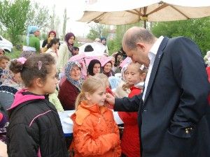 Ak Partili adaylar seçim gezilerini sürdürüyor