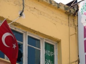 HDP il binasına Türk Bayrağı çekildi