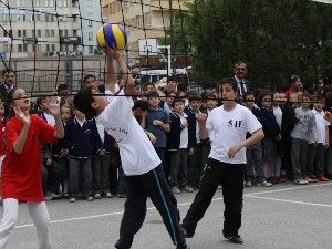 Mareşal, öğrencileri filede buluşturdu