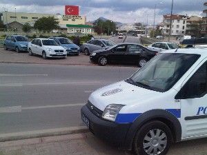 Kontrolden çıkan iki araç tramvay yoluna uçtu