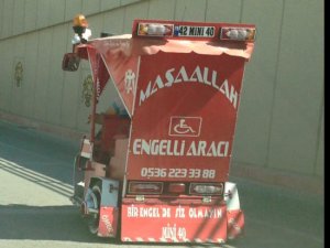 Süslü engelli aracı dikkat çekiyor