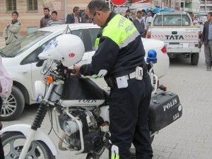 Polise bıçak çeken kişi kendini yaraladı