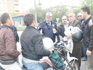 Sürücülere ücretsiz kask dağıtıldı