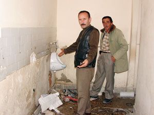 Pisili Camii tuvaleti sabote ediliyor