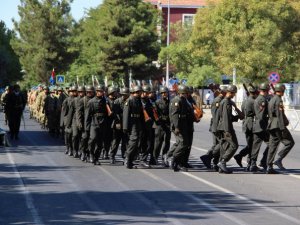 Askerler Diyarbakır'da sokakları inletti