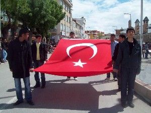 Beyşehir Gölü kıyısına dev Türk Bayrağı