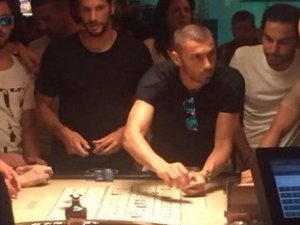 Galatasaraylı futbolcular kumar oynarken yakalandı