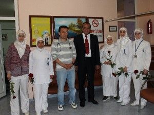 Başkan Erdemden hemşirelere gül takdimi