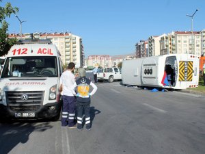 Ambulansa Yol Veren İşçi Servisine Tır Çarptı: 16 Yaralı