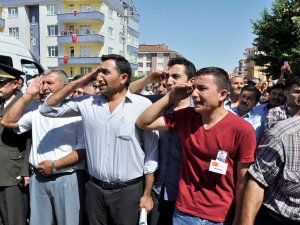 Şehidi Kardeşleri Baba Ocağında Asker Selamıyla Karşıladı