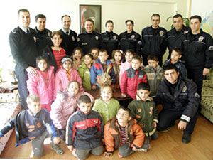 Minikler polis amcalarını ziyaret etti