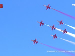 Türk Yıldızlarının gösteri uçuşu nefes kesti