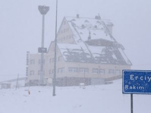 Erciyes'e ağustos karı yağdı