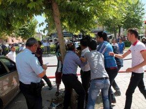 Biber Gazı Sıkan Polise Kafa Attı