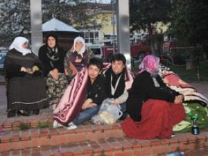 Depremzedeler geceyi sokakta geçirdi