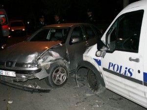 Konya'da trafik kazası: 1'i polis 4 yaralı