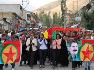 HDP'li vekil teröristin tabutunu taşıdı