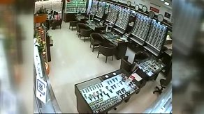 15 bin liralık saat hırsızlığı güvenlik kamerasında