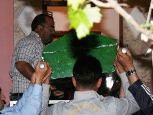 Av tüfeğiyle oynarken kız arkadaşını vurdu