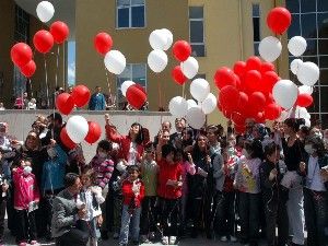Hastane okulu öğrencileri sergi açıp, balon uçurdu