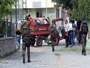 Diyarbakır'da roketatarlı saldırı: 2 polis şehit