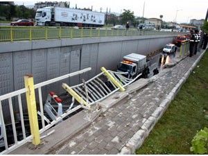 SERVİS ARACI OTOMOBİLİN ÜZERİNE DÜŞTÜ: 7 YARALI