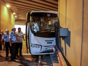 Konya'da servis midibüsü duvara çarptı: 15 yaralı