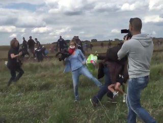 Mülteciye çelme takan kadın kameraman kovuldu