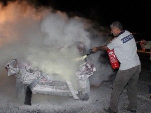 TIR iki aracı altına aldı