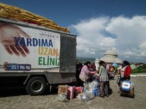 Dost Eli, deprem bölgesine uzandı