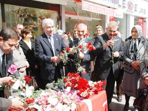 Kadınlar, siyasette daha etkin rol almalı