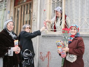 Kadınlar Günü’nde karanfilli kutlama