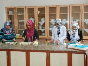 KARMEKin yemek kursunda sergi hazırlığı
