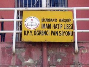 Yine öğrencilere saldırdılar