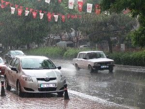 Altyapı etkili sağanak yağışı taşıyamıyor
