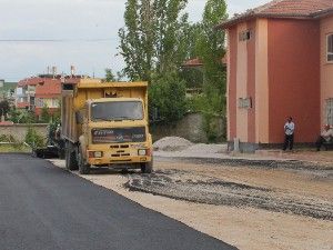 Çumra Belediyesi, okulun bahçesini asfaltladı