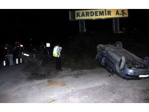 Polisten Kaçan Alkollü Sürücü Park Halindeki Araca Çarptı: 2 Yaralı