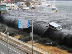4.5 metrelik tsunami dalgaları vurdu