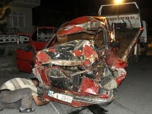 Otomobil park halindeki kamyona çarptı