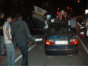 Kırmızı ışık ihlalinde 3 otomobil çarpıştı
