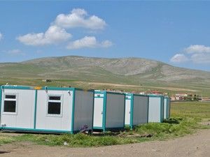 Yunak'ta çadırda kalan tarım işçilerine konteyner