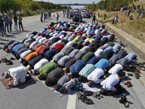 Edirne Valisi mültecilerle TEM'de namaz kıldı