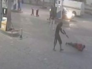 Silahlı gasp güvenlik kamerasında