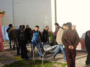 Cami avlusunda erkek cesedi bulundu